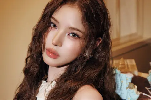 MAI with long wavy hair
